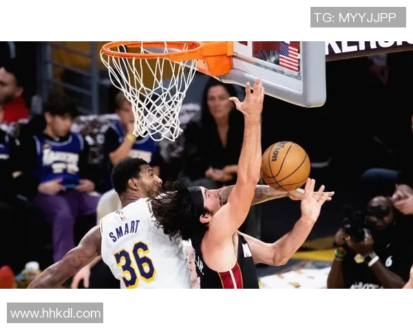 热火与尼克斯队激战正酣谁能在季后赛中笑到最后 热火与尼克斯队激战正酣谁能在季后赛中笑到最后